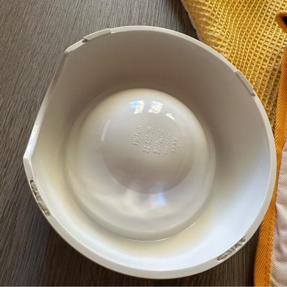 Portable potty pad mat and a bowl - Picture 6 of 6